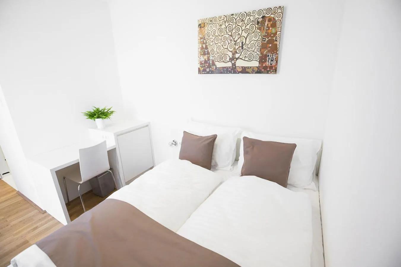 Shome Hotel Graz I Self Check-In I Free Parking